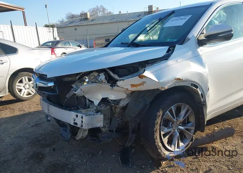 2015 Toyota Highlander Le Plus V6 z USA, uszkodzony, nr VIN 5TDBKRFH6FS140967